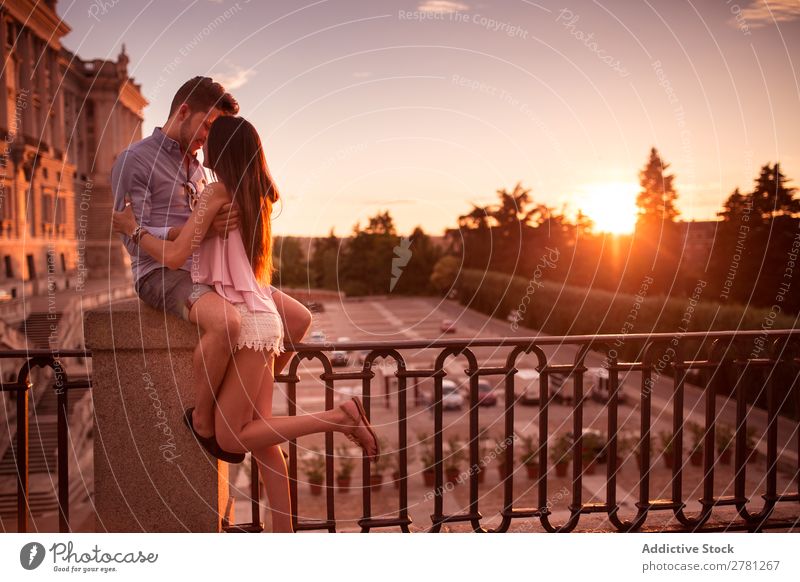 Paar bei Sonnenuntergang Umarmen romantisch Romantik Brücke Aussicht Himmel Abend horizontal Zaun Straße Angebot Liebe Angesicht zu Angesicht Profil Sonnenlicht