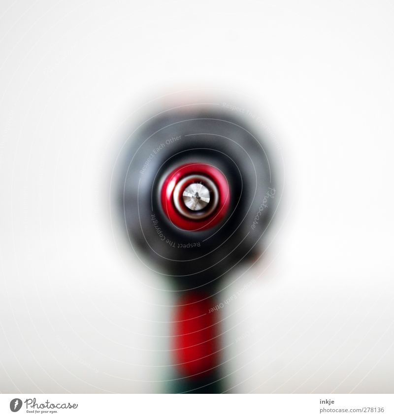 was bin ich? Handwerk Akkuschrauber Kreuzschlitzschraubenzieher Werkzeug Bohrmaschine Metall außergewöhnlich nah rund rot schwarz weiß Vor hellem Hintergrund