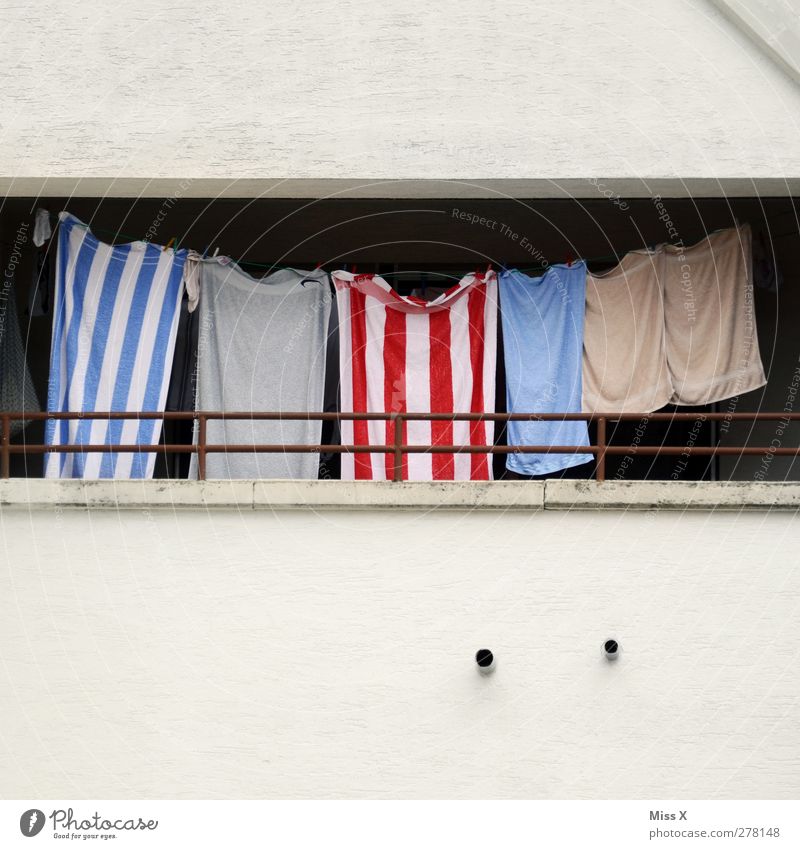 Freitagswäsche Balkon hängen nass Waschtag Wäsche Wäscheleine Wäsche waschen trocknen Handtuch Badetuch gestreift Mauer Farbfoto mehrfarbig Außenaufnahme