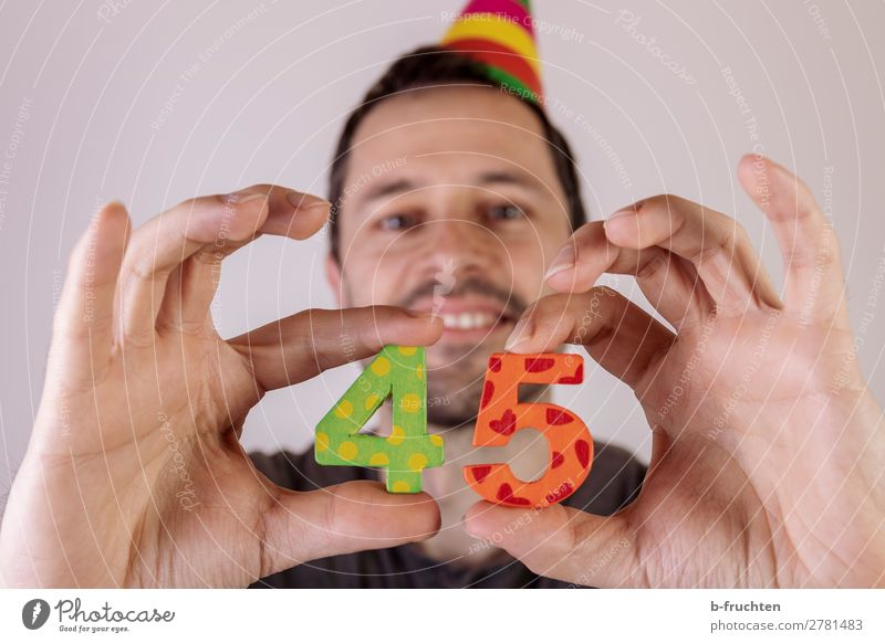 Mann hält zwei Zahlen in der Hand, Jubiläumsfeier Party Veranstaltung Feste & Feiern Karneval Geburtstag Erwachsene Gesicht Finger 1 Mensch Hut Ziffern & Zahlen