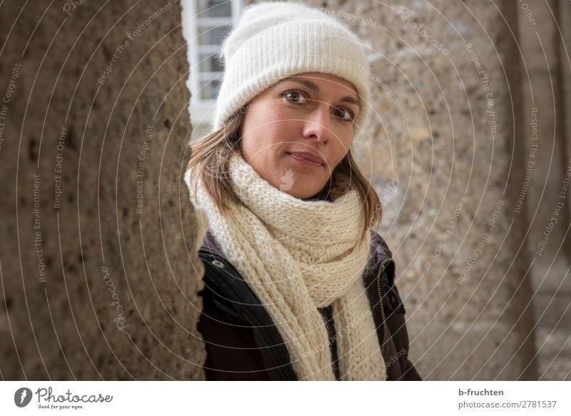 Portrait von Frau mit Schal und Mütze Erholung Erwachsene Kopf 1 Mensch Mauer Wand Mantel beobachten Blick stehen Freundlichkeit Fröhlichkeit Porträt Winter