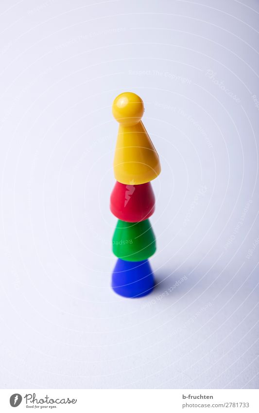 Ein Stapel Spielfiguren Erfolg Team Menschengruppe Spielzeug wählen aufeinander aufwärts Turm bauen Spielen Zusammenhalt hoch Farbfoto mehrfarbig Innenaufnahme