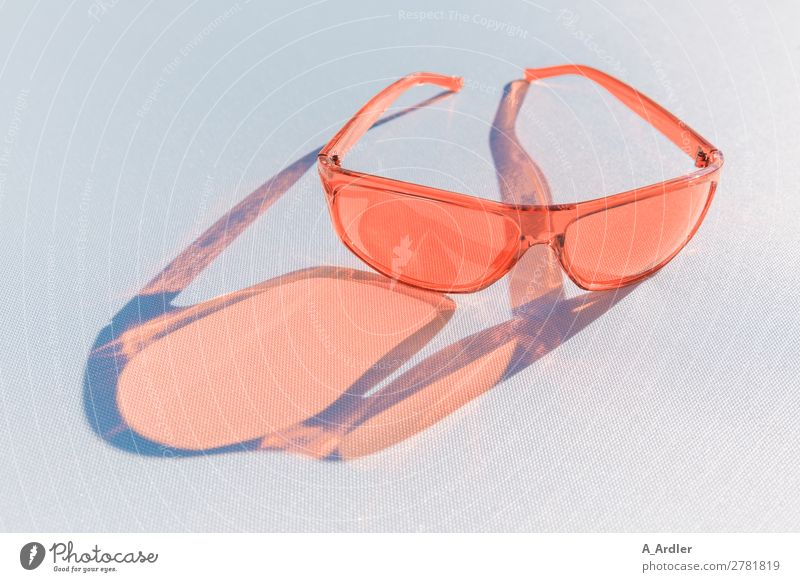 Sonnenbrille Farbe Coral Lifestyle Stil Design lesen Sommer Sommerurlaub Sonnenbad Kunst Sonnenlicht Frühling Schönes Wetter Mode Accessoire Brille Kunststoff