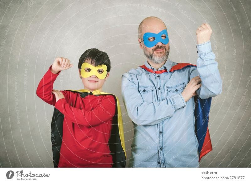 Vatertag, Vater und Sohn gekleidet wie ein Superheld vor grauem Hintergrund Lifestyle Freude Feste & Feiern Karneval Halloween Jahrmarkt Erfolg Mensch maskulin
