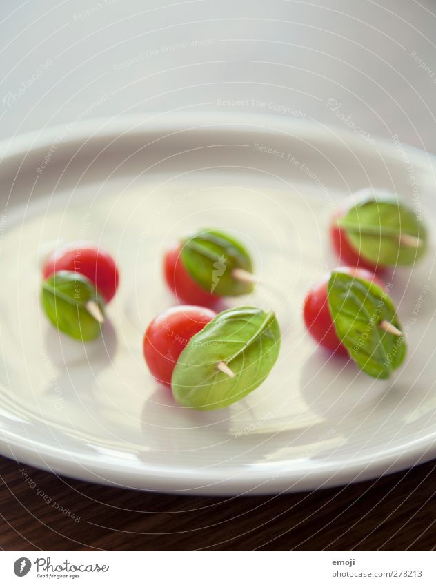 grünrot Lebensmittel Gemüse Ernährung Vegetarische Ernährung Diät Fingerfood Teller frisch Gesundheit Tomate Basilikum Basilikumblatt Vorspeise aufgespiesst
