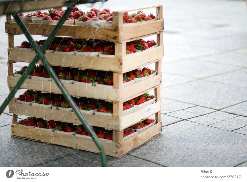 Reste Lebensmittel Frucht Ernährung Bioprodukte frisch lecker saftig süß Wochenmarkt Erdbeeren Gemüsemarkt Obstkiste Holzkiste Buden u. Stände Paletten Farbfoto