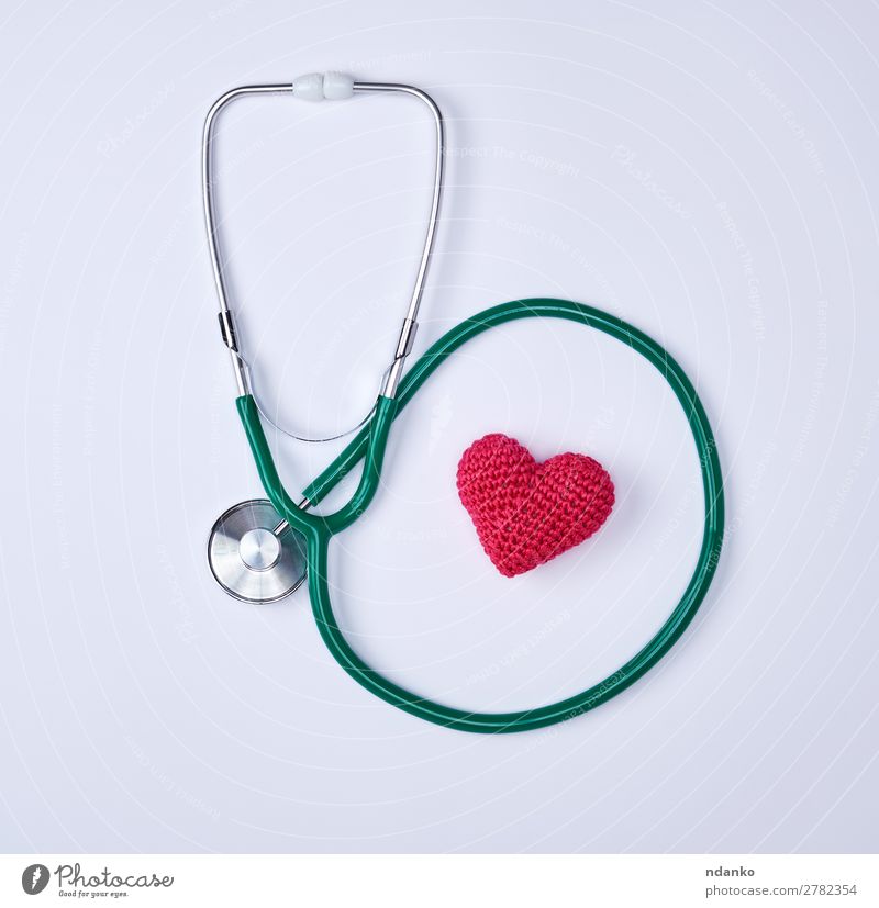 grünes medizinisches Stethoskop und rotes Herz Gesundheitswesen Behandlung Krankheit Medikament Krankenhaus Werkzeug hören weiß Notfall Herzform Hintergrund