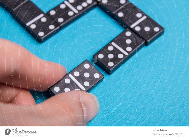 Dominosteine legen Freude Spielen Spielzeug Zeichen Ziffern & Zahlen gebrauchen festhalten liegen blau Netzwerk Teamwork Zusammenhalt zusammenpassen verwandt
