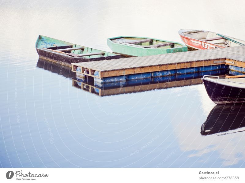 Lake Seeufer ruhig Wasserfahrzeug Steg Reflexion & Spiegelung Wasseroberfläche Ruderboot Wasserspiegelung Farbfoto Außenaufnahme Textfreiraum unten