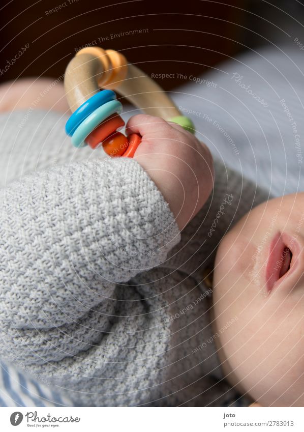 festhalten Glück Zufriedenheit Erholung ruhig Spielen Baby Junge Kindheit Mund Lippen Beine 0-12 Monate Spielzeug berühren liegen Wachstum natürlich niedlich