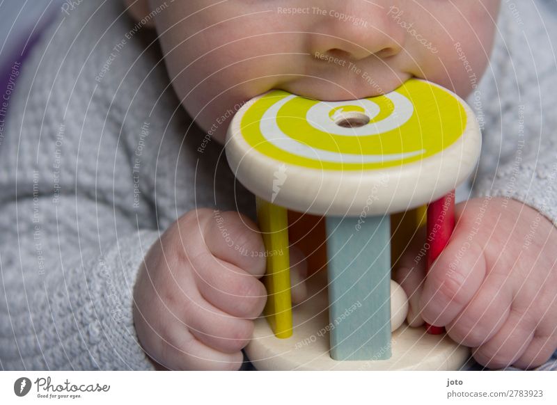 Orale Phase Glück Zufriedenheit Erholung ruhig Spielen Baby Junge Kindheit Mund Lippen 0-12 Monate Spielzeug berühren festhalten liegen lecker natürlich
