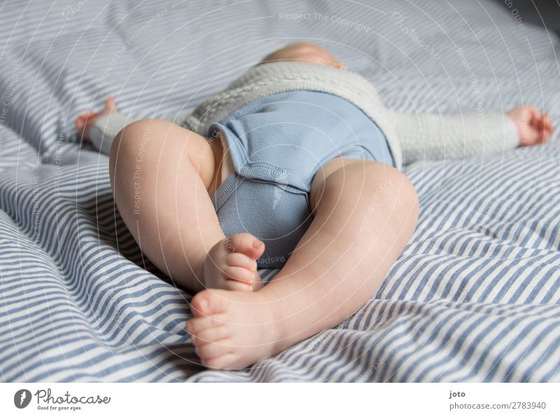 Schlafend Glück Körperpflege Haut Zufriedenheit ruhig Baby Junge Kindheit Fuß 0-12 Monate berühren liegen schlafen träumen Wachstum nackt natürlich niedlich