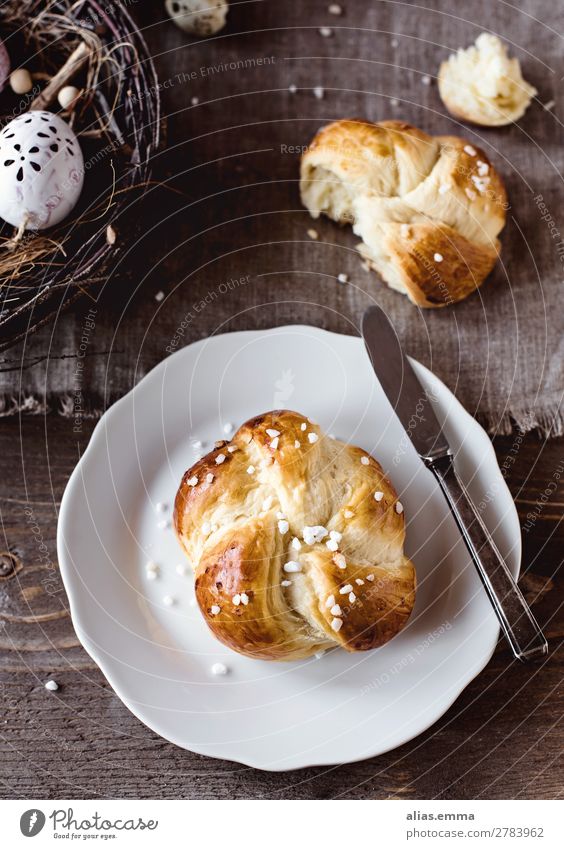 Osterbrunch - Leckerer Osterkranz zum Frühstück Teigwaren Backwaren Brot Brötchen Kuchen Süßwaren hefezopf brioche osterkranz Ernährung Kaffeetrinken Büffet