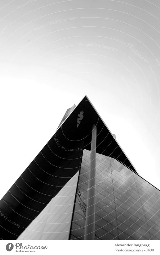 mirror. Beton Glas Metall Schwarzweißfoto Textfreiraum oben Bildausschnitt Moderne Architektur modern aufwärts himmelwärts Glasfassade Ecke