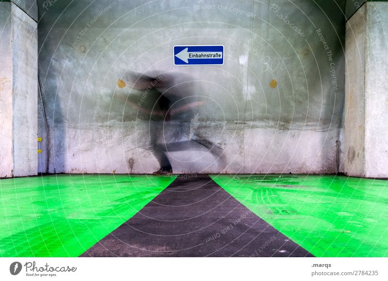 unscharf gegen die Wand Mensch Mann Erwachsene 1 Mauer Schilder & Markierungen Verkehrszeichen rennen außergewöhnlich Geschwindigkeit grau grün Ausdauer