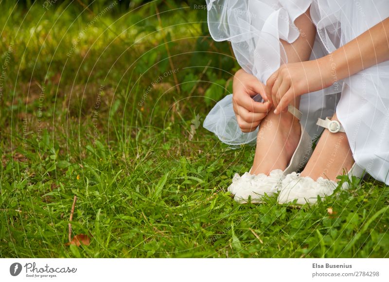 Mädchen im Gras elegant Sommer Mensch feminin Jugendliche Hand Finger Fuß 1 8-13 Jahre Kind Kindheit Kleid Kommunion Schuhe berühren sitzen Gelassenheit