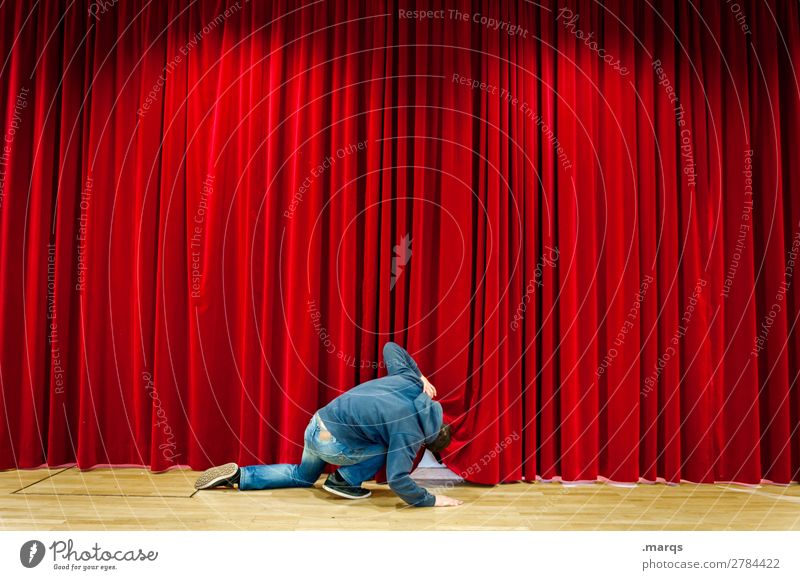 Mann blickt unter einen roten Vorhang Mensch Erwachsene 1 Bühne Kino Neugier Suche Show Voyeurismus Farbfoto Innenaufnahme Strukturen & Formen