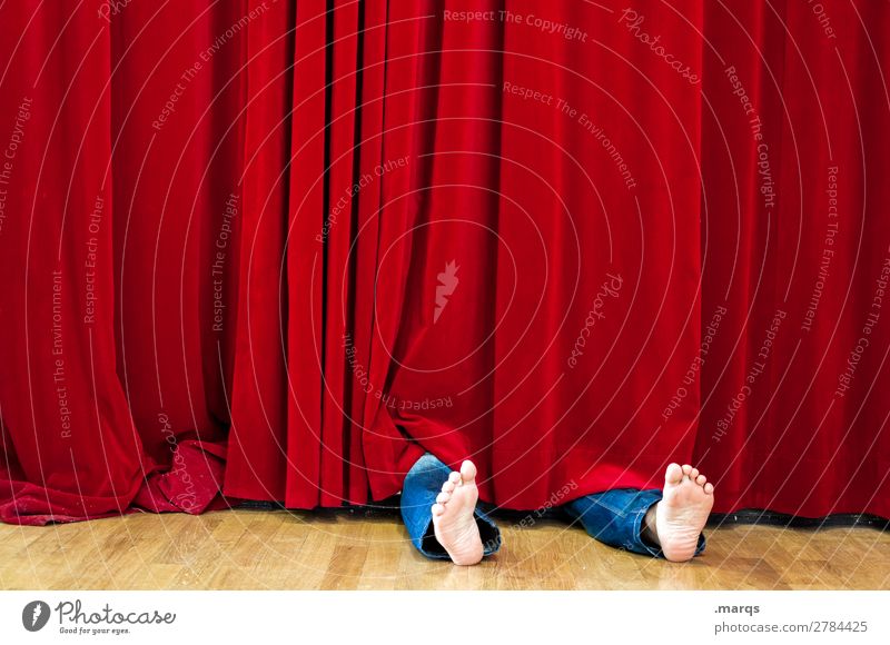 der Mörder wars Mensch Erwachsene Fuß 1 Bühne Schauspieler Veranstaltung Kino Vorhang liegen rot schwarz skurril Tod Theaterschauspiel Samt Leiche Mord