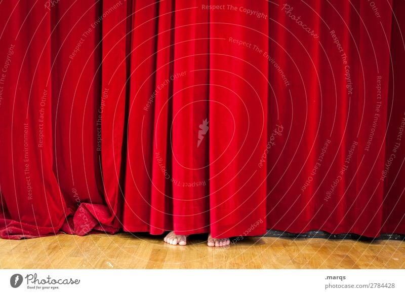 One Man Show Entertainment Fuß 1 Mensch Bühne Vorhang Kinosaal außergewöhnlich lustig verstecken Versteck rot Farbfoto Innenaufnahme Textfreiraum links