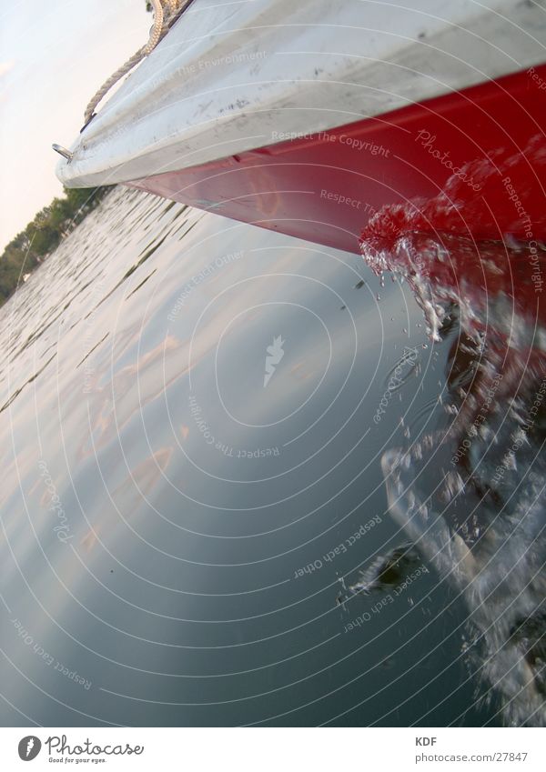 Segeln Wasserfahrzeug Segelboot See Wassertropfen rot weiß Geschwindigkeit unterwegs Schifffahrt KDF Großer Müggelsee Graffiti Im Wasser treiben Wasserspritzer