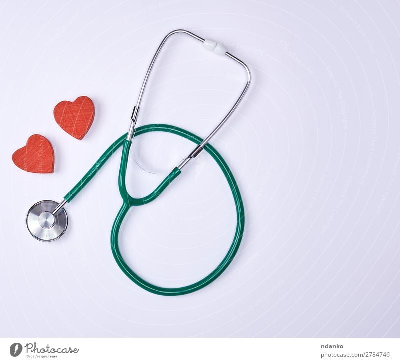 grünes medizinisches Stethoskop Gesundheit Gesundheitswesen Behandlung Krankheit Medikament Krankenhaus Herz hören klein rot weiß Hintergrund kardial Diagnostik