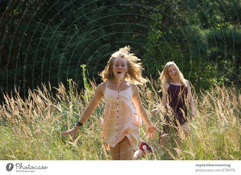 Ein Gefühl von Sommer III feminin Jugendliche 2 Mensch 18-30 Jahre Erwachsene Natur Wiese Kleid blond Bewegung Lächeln Fröhlichkeit Zufriedenheit