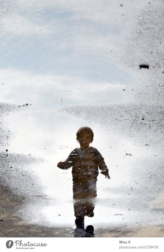 Pfützenfips Mensch Kind Kleinkind Kindheit 1 1-3 Jahre Wasser laufen nass Farbfoto Außenaufnahme Textfreiraum oben Reflexion & Spiegelung