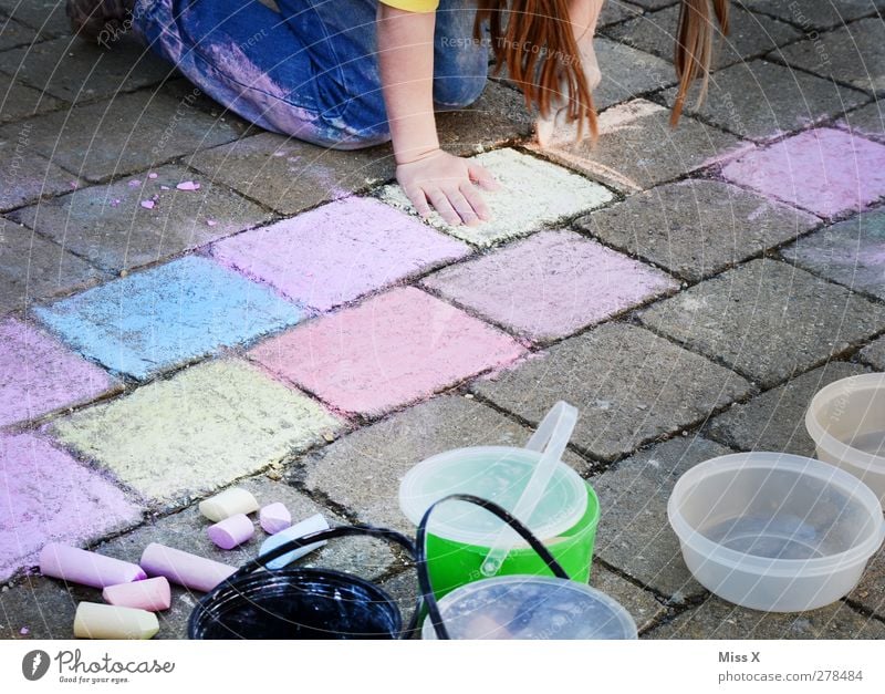 Künstlerin Mensch feminin Kind Mädchen Kindheit 1 3-8 Jahre 8-13 Jahre Kunst Maler zeichnen mehrfarbig brünett malen Kreide Strassenmalerei Straßenmaler