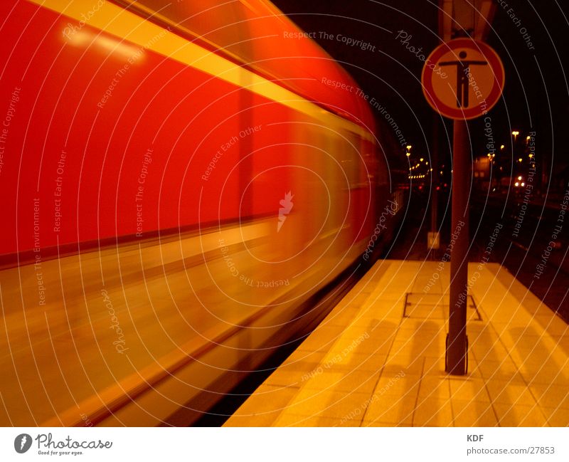 Zug verpasst! Eisenbahn Gleise Geschwindigkeit Nacht Halt stoppen rot Ankunft heimwärts Langzeitbelichtung Schilder & Markierungen Nicht weiter Unschärfe Ende