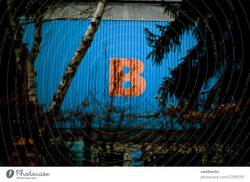 B b Beschriftung Buchstaben Halle Lagerhalle Schriftzeichen Wand Großbuchstabe Blech Wellblech blau rot Typographie