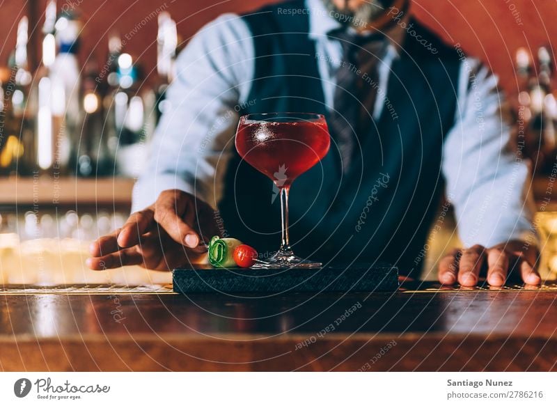 Barman macht Cocktails im Nachtclub. Schüttler Barmann Barkeeper Kellnern Mann rühren Mixologe Hinzufügen Alkohol Business Club trinken Flasche professionell