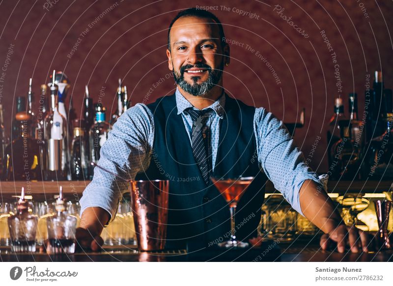 Barman macht Cocktails im Nachtclub, Barman macht Cocktails im Nachtclub. Schüttler Barmann Barkeeper Kellnern Mann Porträt Porträtmalerei rühren Mixologe