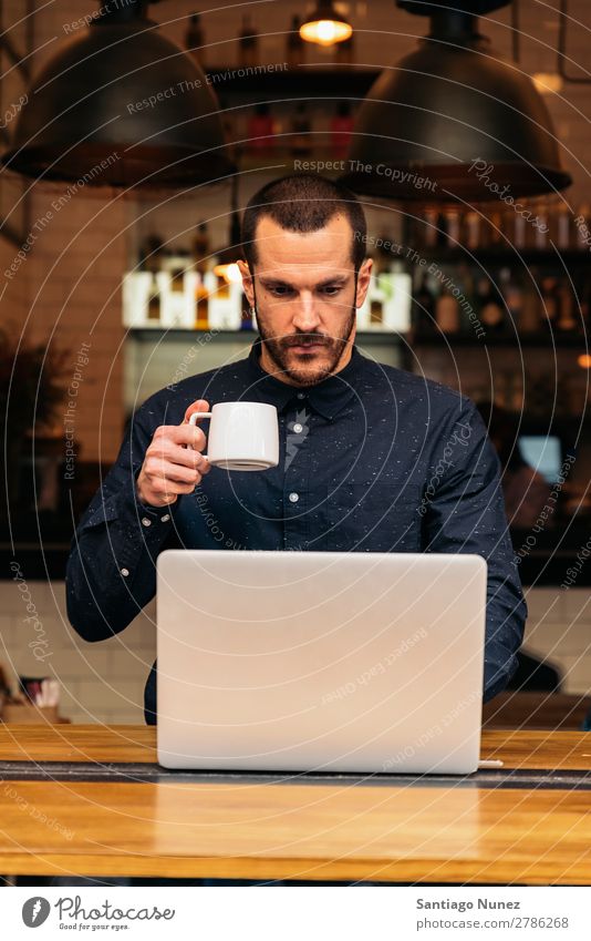 Geschäftsmann mit seinem Laptop im Coffee Shop Mann Kaffee freundlich Porträt jung Menschen Lifestyle Business Mitteilung Smartphone Funktelefon Mobile