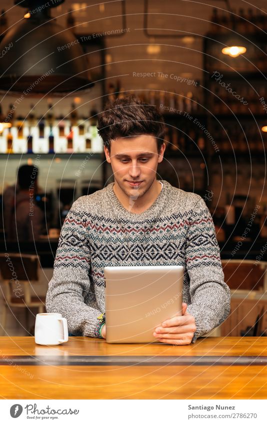 Geschäftsmann mit seinem Laptop im Coffee Shop. Mann Kaffee Freundlichkeit Jugendliche Porträt Mensch Lifestyle Business Mitteilung PDA Handy Mobile benutzend