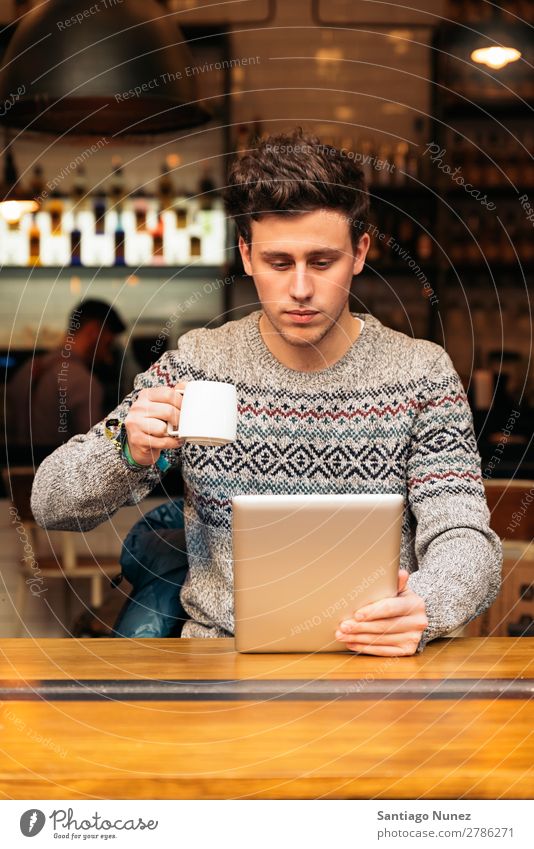 Geschäftsmann mit seinem Laptop im Coffee Shop. Mann Kaffee Freundlichkeit Porträt Jugendliche Mensch Lifestyle Business Mitteilung PDA Handy Mobile benutzend