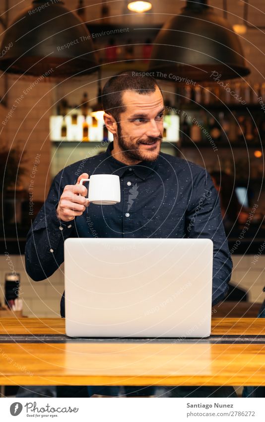Geschäftsmann mit seinem Laptop im Coffee Shop. Mann Kaffee Freundlichkeit Jugendliche Porträt Mensch Lifestyle Business Mitteilung PDA Handy Mobile benutzend