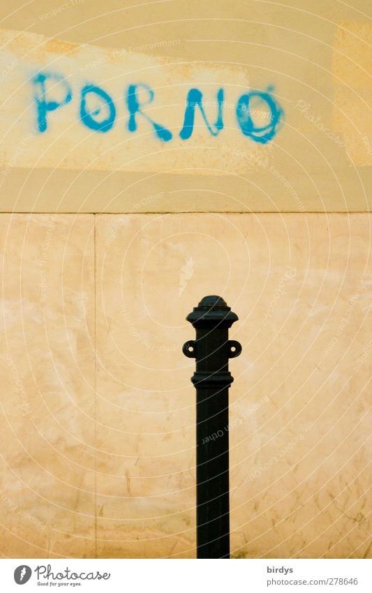 Aufschrift " Porno " Grafitti auf einer erdfarbenen Hauswand mit einem Phallus ähnlichen Pfosten davor Sexualität Pornographie Phallussymbol Mauer Wand Fassade
