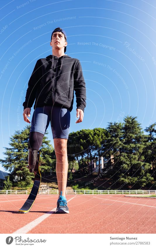 Porträt eines behinderten Sportlers mit Beinprothese. Mann Läufer Athlet Prothesen Prothetik Behinderte deaktiviert paralympisch Amputation Amputierte ungültig