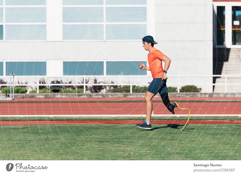 Behindertensportler beim Training mit der Beinprothese. Mann rennen Läufer Athlet Sport Prothesen Prothetik deaktiviert Amputation Amputierte ungültig
