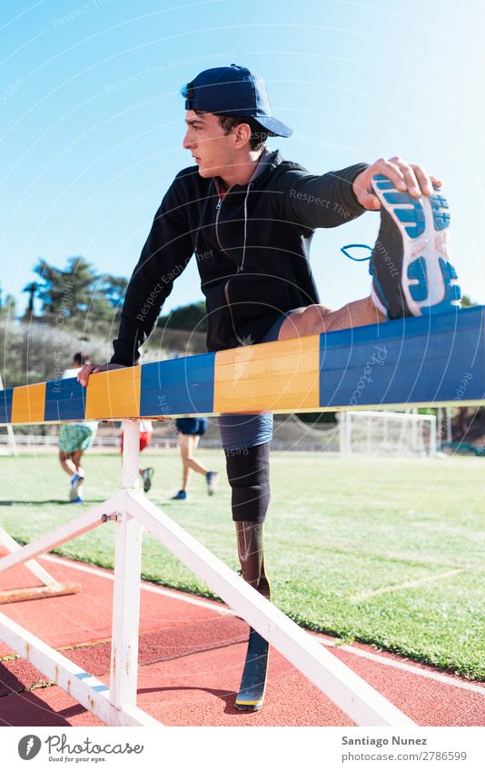 Behindertensportler beim Stretching mit Beinprothese. Mann Läufer strecken Dehnung Athlet Sport Prothesen Prothetik deaktiviert paralympisch Amputation