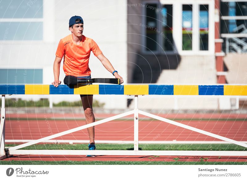 Behindertensportler beim Stretching mit Beinprothese. Mann Läufer strecken Dehnung Athlet Sport Prothesen Prothetik deaktiviert paralympisch Amputation