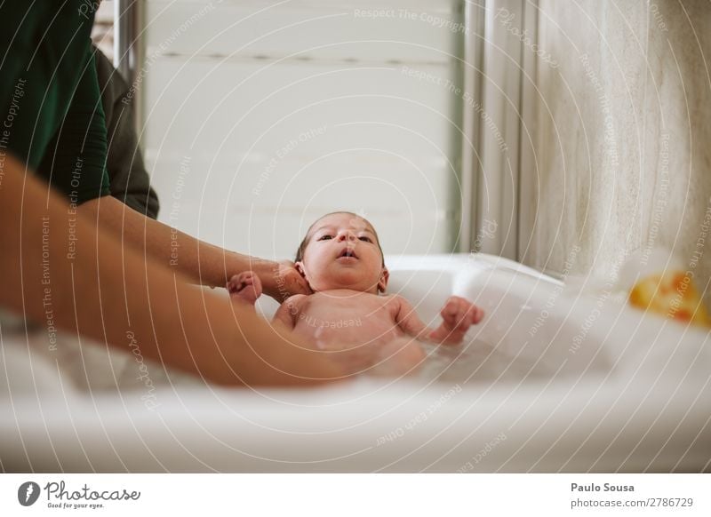 Neugeborenes im Bad Badewanne Kind Baby Kleinkind Mutter Erwachsene 1 Mensch 0-12 Monate Schwimmen & Baden genießen Liebe schön Freude Fröhlichkeit Sicherheit