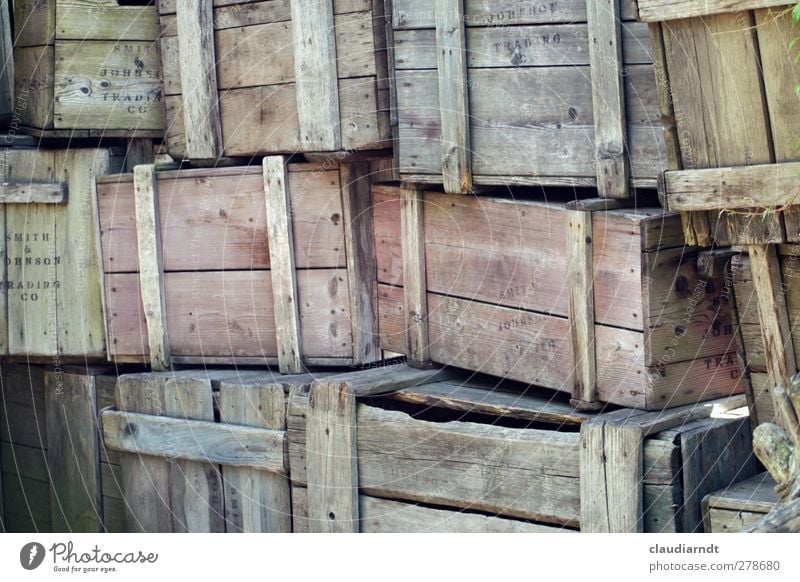 HoKiWa Handel Güterverkehr & Logistik Handwerk Verpackung Kasten Holzkiste alt eckig mehrfarbig Stapel Lager Markthalle kaputt gebraucht Lagerhalle