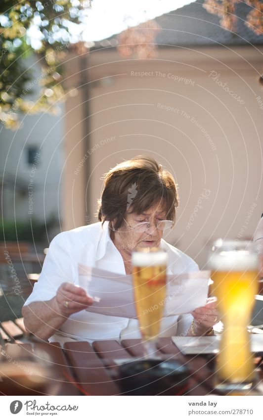 Schweinshaxe ist aus Ernährung Abendessen Getränk Alkohol Bier Glas Sommer Restaurant Biergarten Mensch Weiblicher Senior Frau Großeltern Großmutter 1