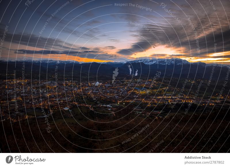 Moderne Gebäude in der Stadt in der Nähe von Bergen Großstadt Berge u. Gebirge modern Panorama (Bildformat) Himmel blau Sonnenstrahlen Tag Höhe Aussicht Skyline