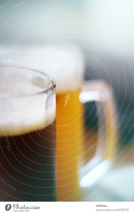 Dunkles und helles Bier, Schwarzbier und Pils Helles Alkohol Getränk Glas trinken Gastronomie lecker Alkoholsucht Bierglas Schwache Tiefenschärfe Durst