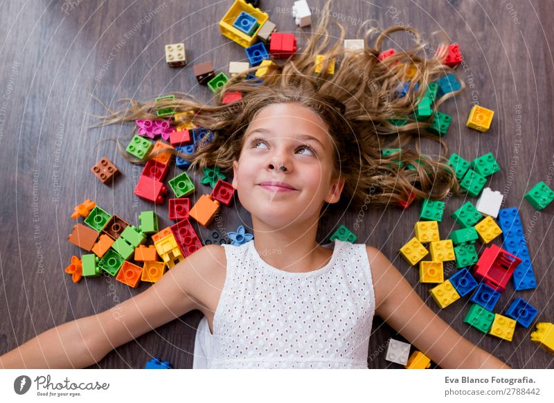 Porträt eines süßen Mädchens aus der Kindheit, das zu Hause spielt. Freude Glück Freizeit & Hobby Spielen Kindergarten Schule feminin Finger 1 Mensch 8-13 Jahre