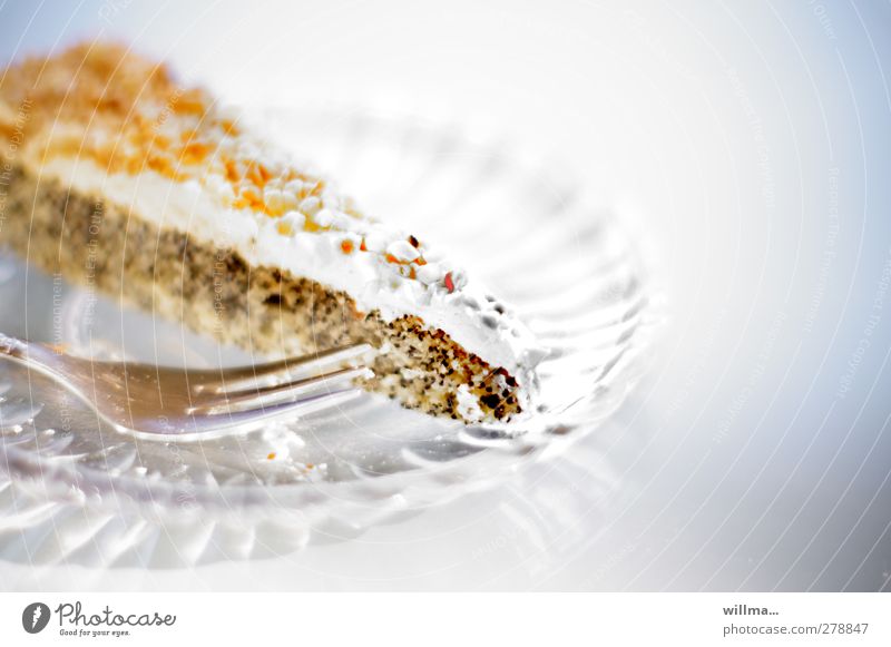Mohnkuchen mit Buttercreme auf einem Glasteller, mit Kuchengabel Tortenstück lecker süß Genusssucht genießen Nußkrokant Appetit Süßes Ernährung Butterkrem
