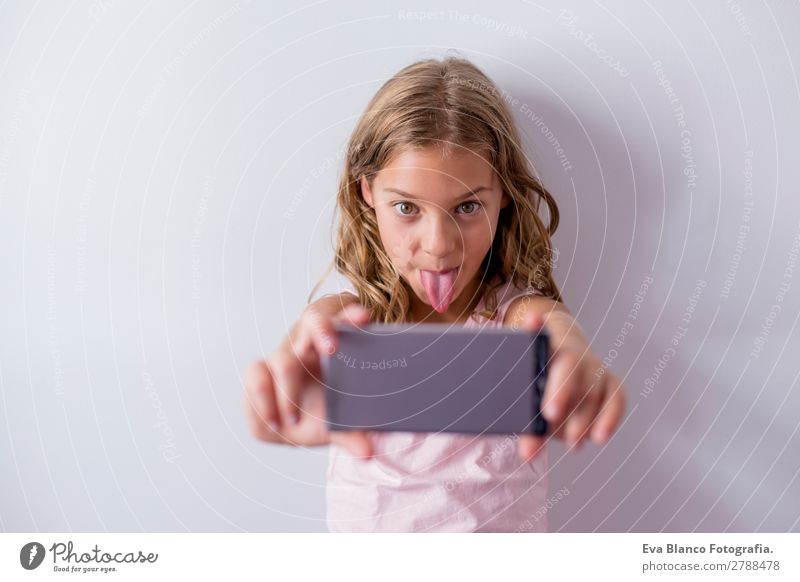 Porträt eines schönen Kindes mit dem Handy Lifestyle Freude Gesicht Spielen Haus Telefon PDA Bildschirm Fotokamera Technik & Technologie Internet Mensch feminin