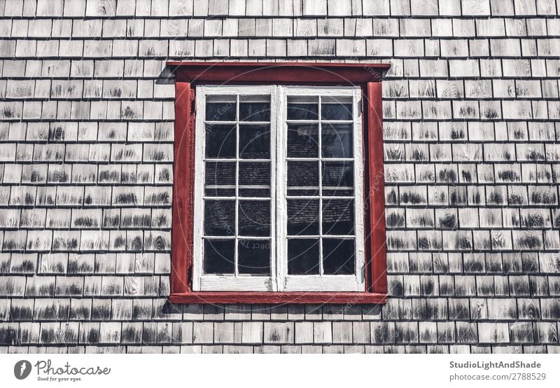 Fenster eines traditionellen Landhauses Haus Landschaft Dorf Hütte Gebäude Architektur Holz alt verblüht historisch retro grau rot Farbe Tradition heimwärts